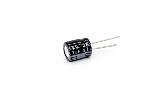 Schwarzer breiter Miniatur-Kondensator 25v 47uf der Temperatur-5x7mm